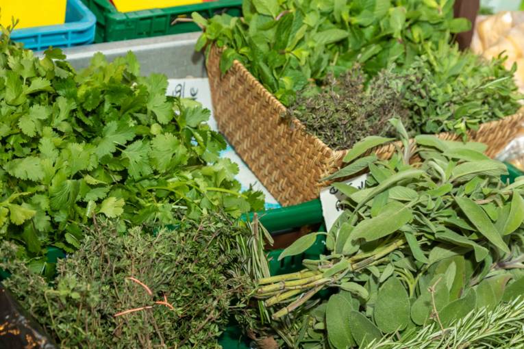 Kr&auml;uter auf einem Marktstand.